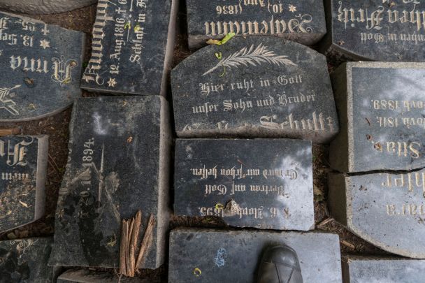 У Польщі знайшли стародавні надгробки. Фото: Марек Лучак/Facebook