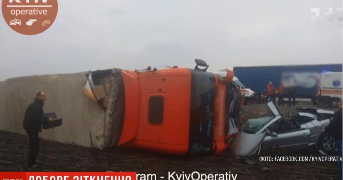 Под Киевом легковой Peugeot протаранил фуру
