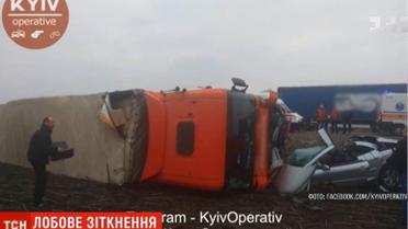 Під Києвом легковий Peugeot протаранив фуру