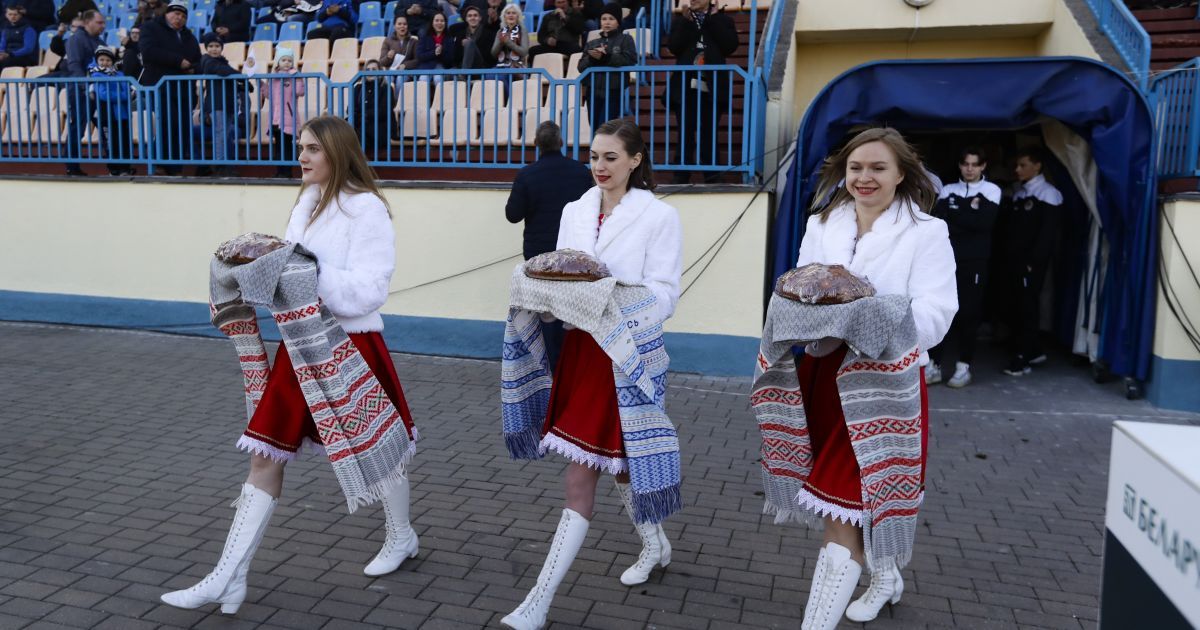 В Беларуси из-за коронавируса приостановили футбольные турниры юниорских и юношеских чемпионатов