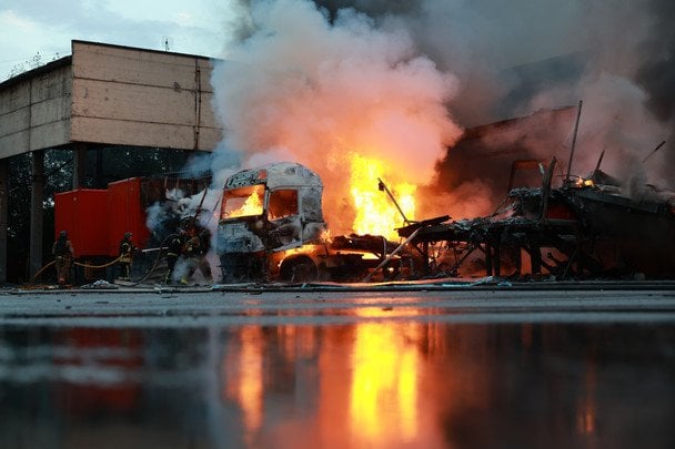 25 липня 2026. Російські військові завдали ударів КАБами по Запоріжжю. Виникла пожежа, над містом — дим. Одна жінка загинула, ще 11 людей дістали поранення, зокрема троє дітей. / © Associated Press