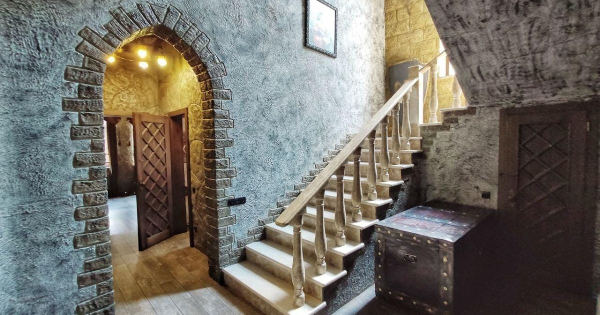 Під Києвом продають замок у готичному стилі з винним погребом, шубною та гардеробною