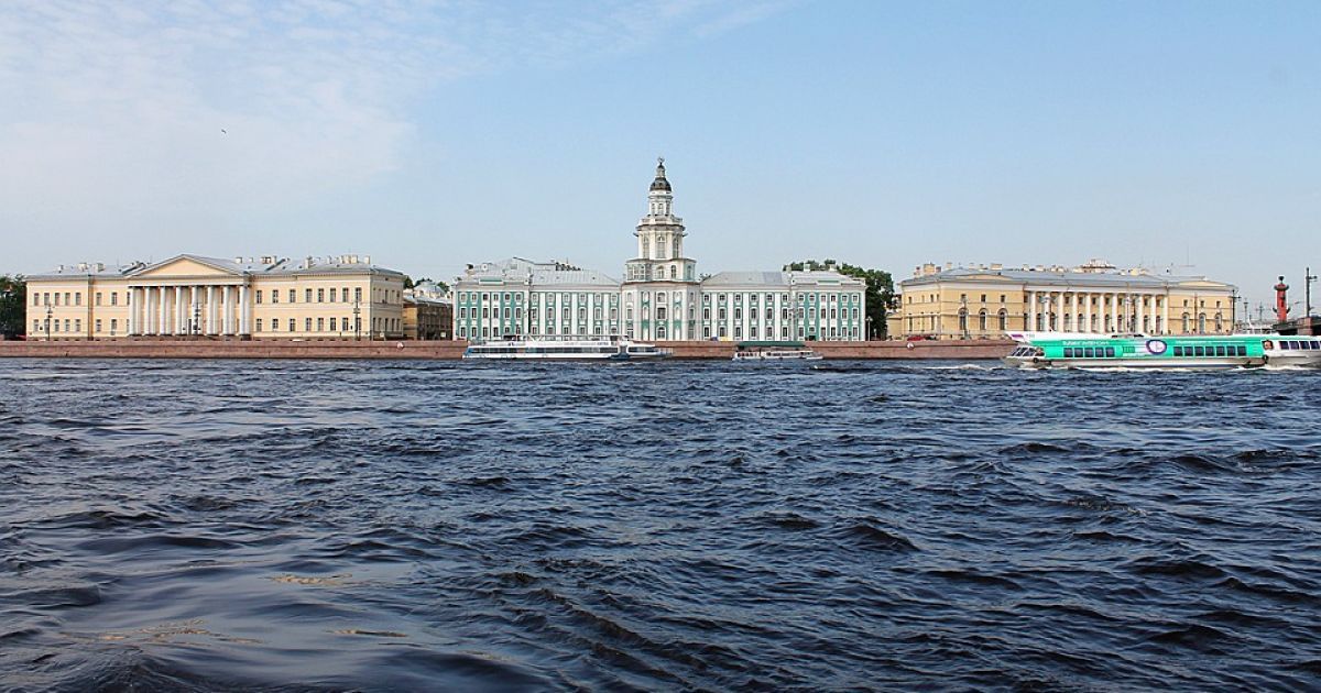 В Петербурге на судостроительном заводе загорелся корвет "Проворный": видео