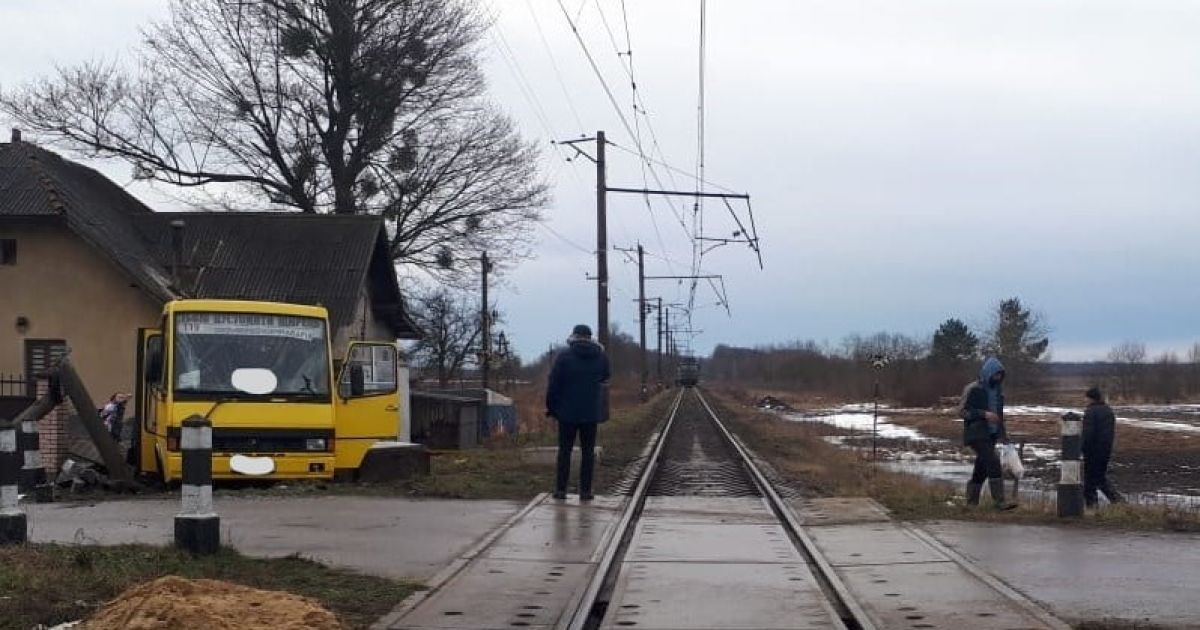 У Львівській області поїзд протаранив пасажирський автобус: загинув чоловік