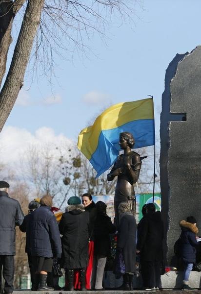 В Киеве открыли памятник поэтессе Елене Телиге