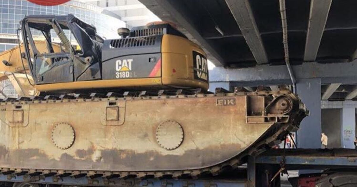 В Киеве на Левобережной фура с прицепом застряла под мостом