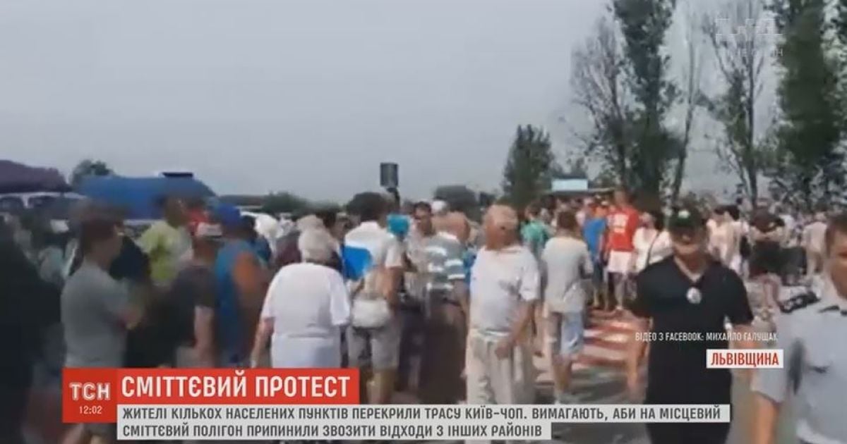 На Львовщине селяне уже второй час держат в осаде международную трассу Киев-Чоп