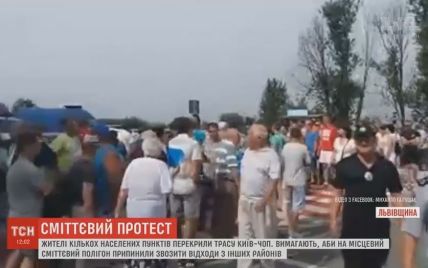 На Львовщине селяне уже второй час держат в осаде международную трассу Киев-Чоп