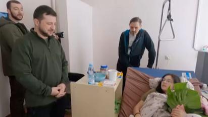 Зеленский посетил в больнице семью, попавшую под обстрел