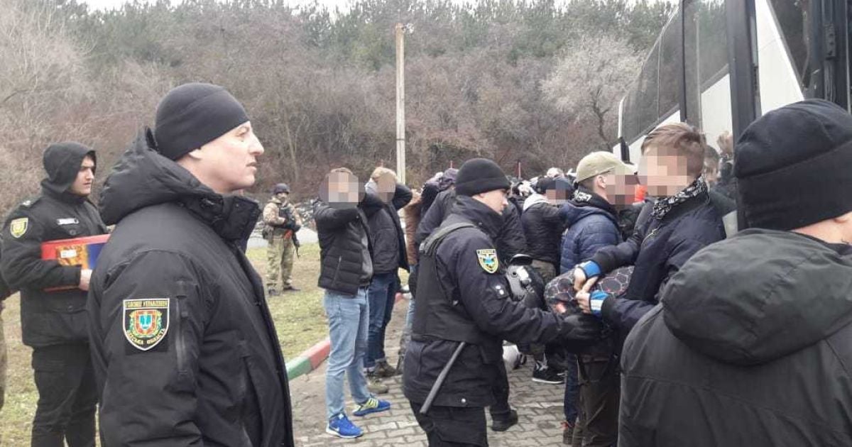Вооруженные и несовершеннолетние: в полиции рассказали подробности о задержанных возле Одессы "титушках"
