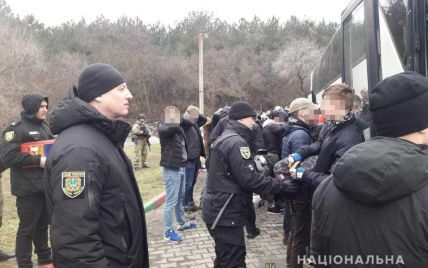 Вооруженные и несовершеннолетние: в полиции рассказали подробности о задержанных возле Одессы "титушках"
