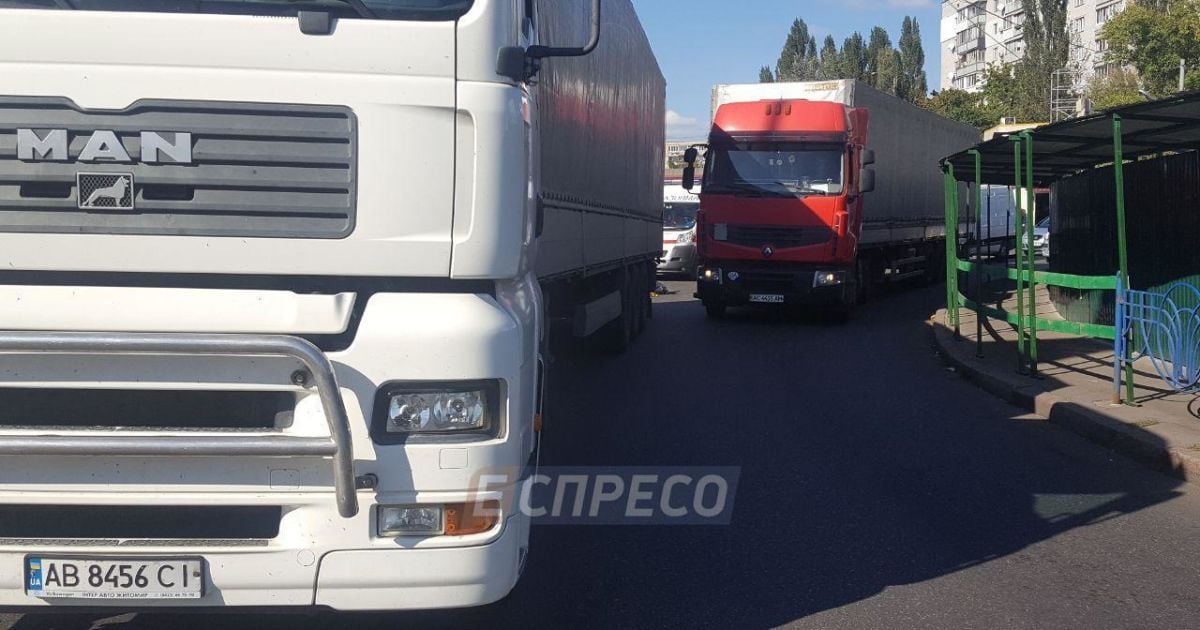 Смертельное ДТП в Киеве: водитель фуры не увидел женщину, которая переходила дорогу перед грузовиком