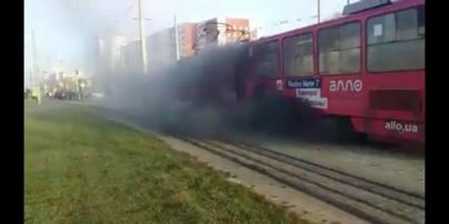 У Львові в ранкову годину пік спалахнув трамвай