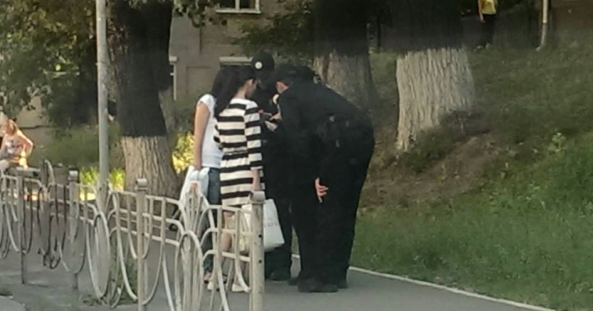 Він розповів, що став свідком того, як дві пані запитали трьох нових патрульних дорогу