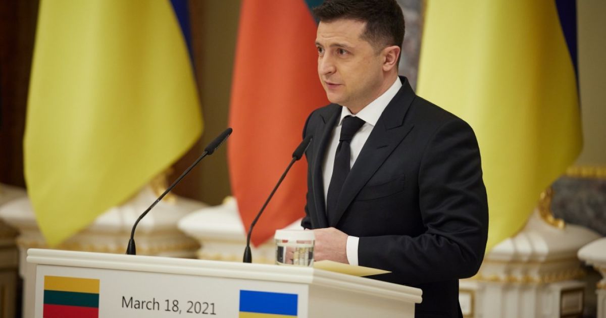 "Ніхто не помер": Зеленський не бачить підстав для зупинення вакцинації препаратом Covishield