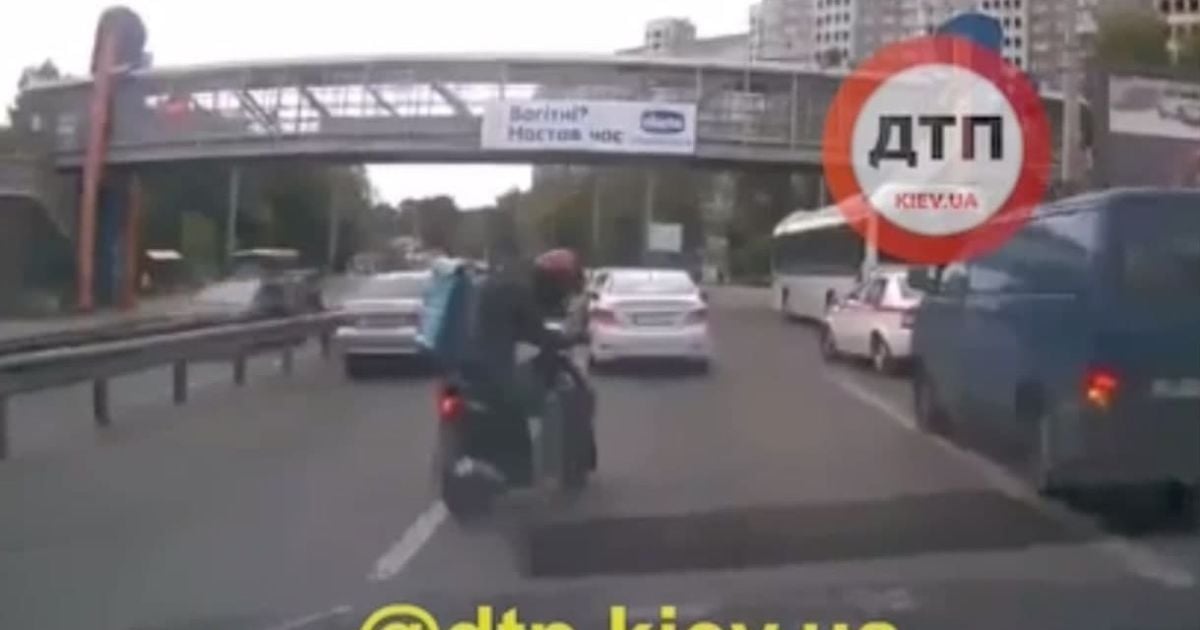 У Києві скутерист врятував кошеня, яке повзало на жвавій трасі (відео)