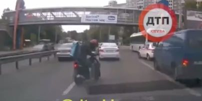 В Киеве скутерист спас котенка, который ползал на оживленной трассе (видео)