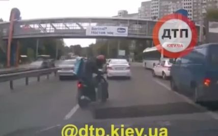 В Киеве скутерист спас котенка, который ползал на оживленной трассе (видео)