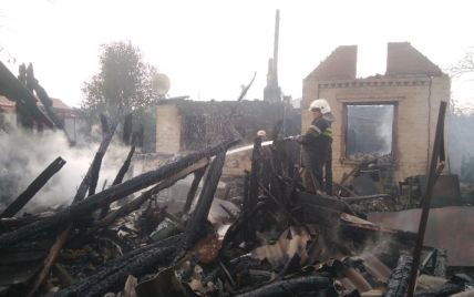В Харьковской области сразу три частные усадьбы оказались в огне: подозревают поджог
