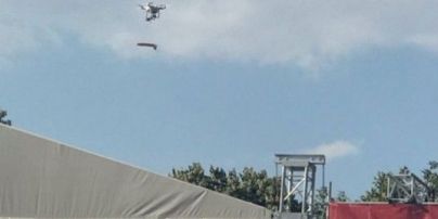 В Одесі під час агітації за кандидата на сцену з дрона скинули фалоімітатор