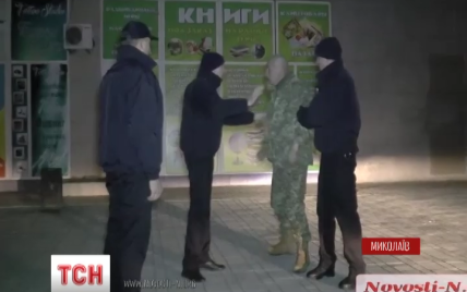 У Миколаєві п'яний військовий із ножем накинувся на перехожих