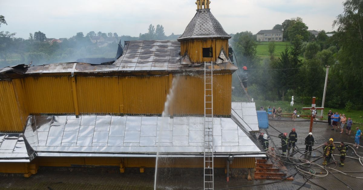 Вогнеборці врятували церкву від знищення