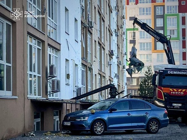 У Чабанах до квартири залетіла бойова частина ракети і не здетонувала / © ДСНС у Київській області