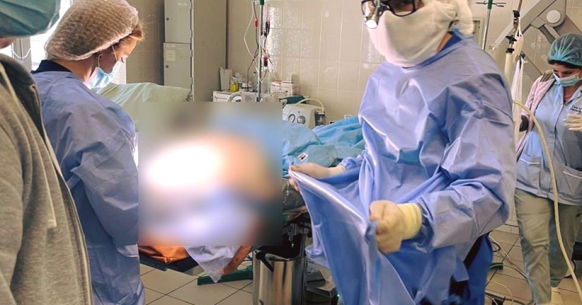 У Києві проведено унікальну операцію, щоб урятувати поранену під час обстрілу багатоповерхівки дівчину