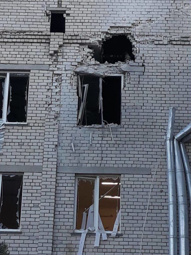 The walls of the Beryslav hospital were damaged after the Russian attack / Photo from Oleksandr Prokudin's Telegram channel