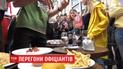 День официанта: в центре Львова устроили гонки среди официантов