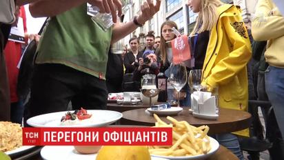 День официанта: в центре Львова устроили гонки среди официантов
