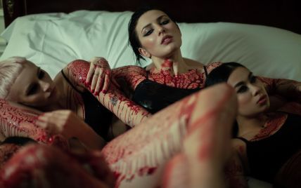 Вся в крови и в белой постели: MARUV представила провокационный клип на свой хит
