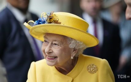 Це не натяк, а позиція: королева Єлизавета II, яка одягла вбрання у синьо-жовтих кольорах, допоможе українським біженцям