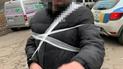 В Одессе агрессивный мужчина облил бензином авто, киоск и размахивал ножом