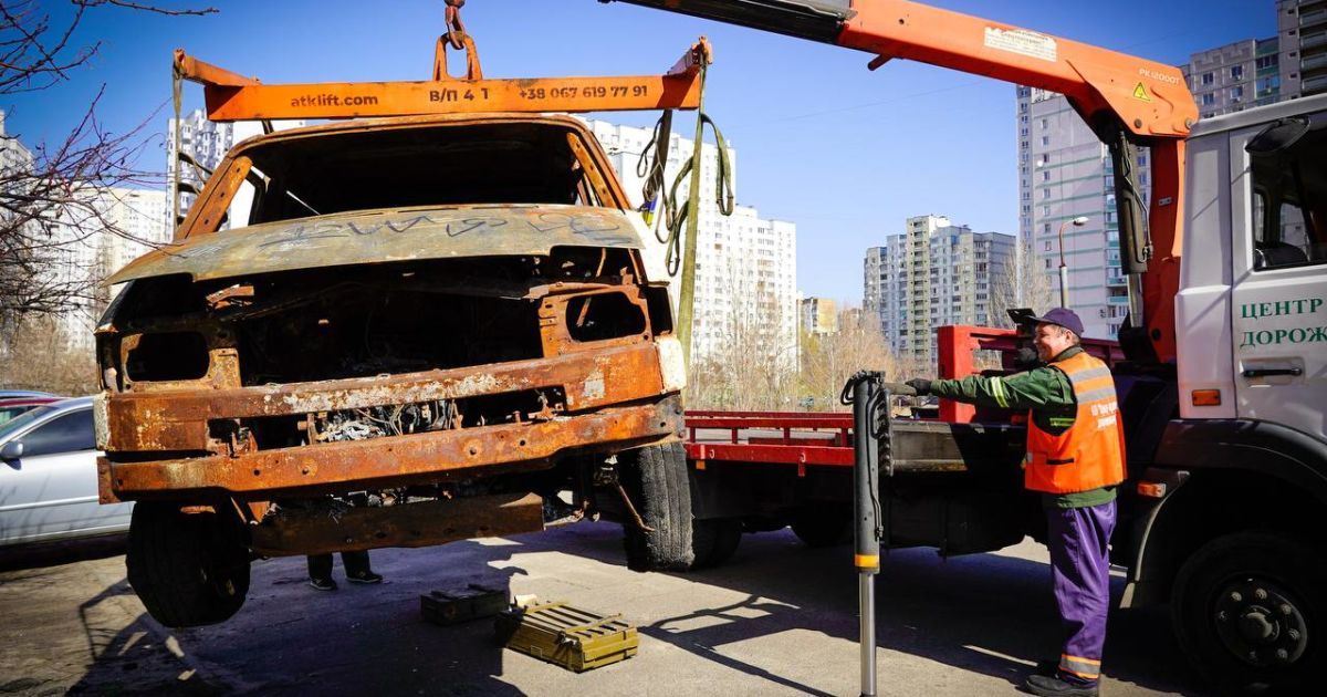 В Дарницком районе столицы началась эвакуация заброшенных автомобилей с улиц/Фото: КГВА
