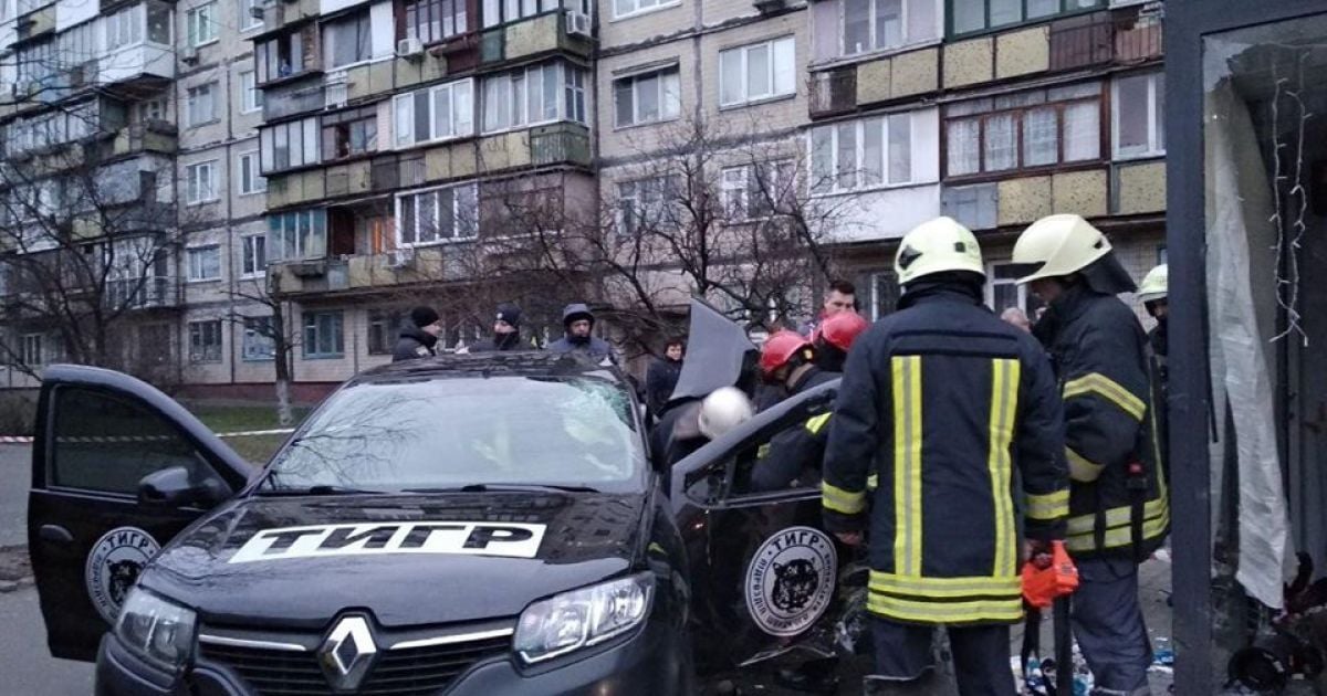 В Киеве автомобиль влетел в остановку общественного транспорта. Один человек погиб