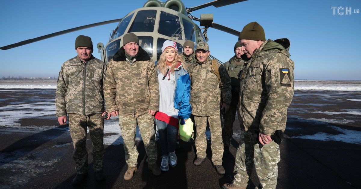 "Звездный десант". Кароль, Полякова и Билык в день ВСУ полетели на передовую к военным