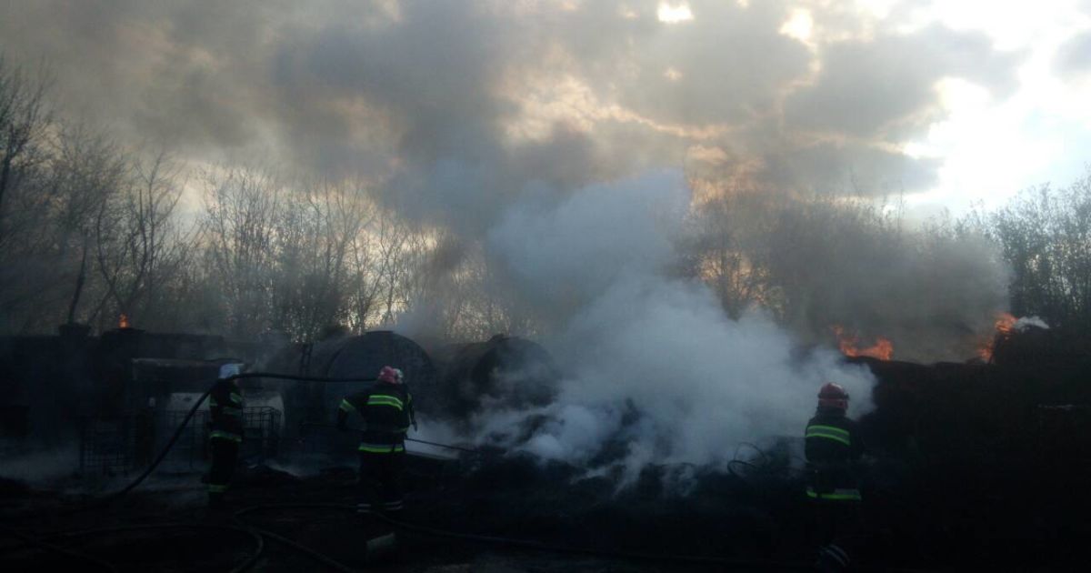 пожежа на складі автопокришок у Черкасах_7 / © Управління ДСНС у Черкаській області