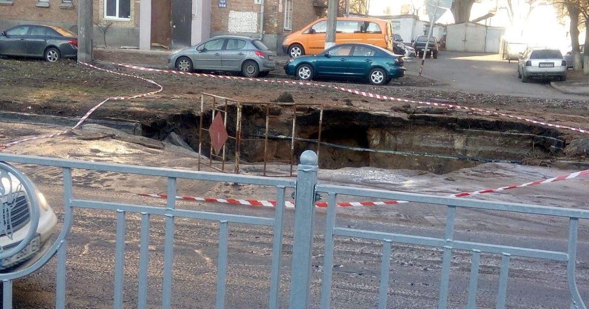 В Киеве часть дороги ушла под землю