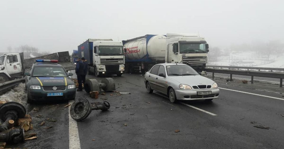 Поліція та дорожники взяли під цілодобову охорону півметрову яму на трасі Київ-Одеса