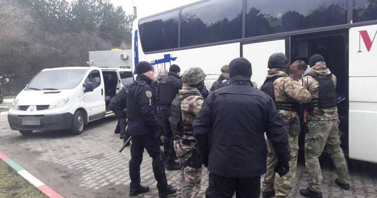 Правоохранители задержали автобус с вооруженными "титушками" на въезде в Одессу