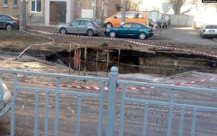 В Киеве часть дороги ушла под землю