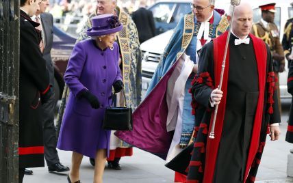 Как всегда, яркая: королева Елизавета II в отличном настроении приехала на службу