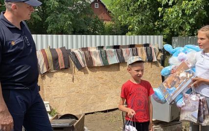 Во время наводнения спасла 4 детей: Зеленский наградил 12-летнюю девочку из Закарпатья