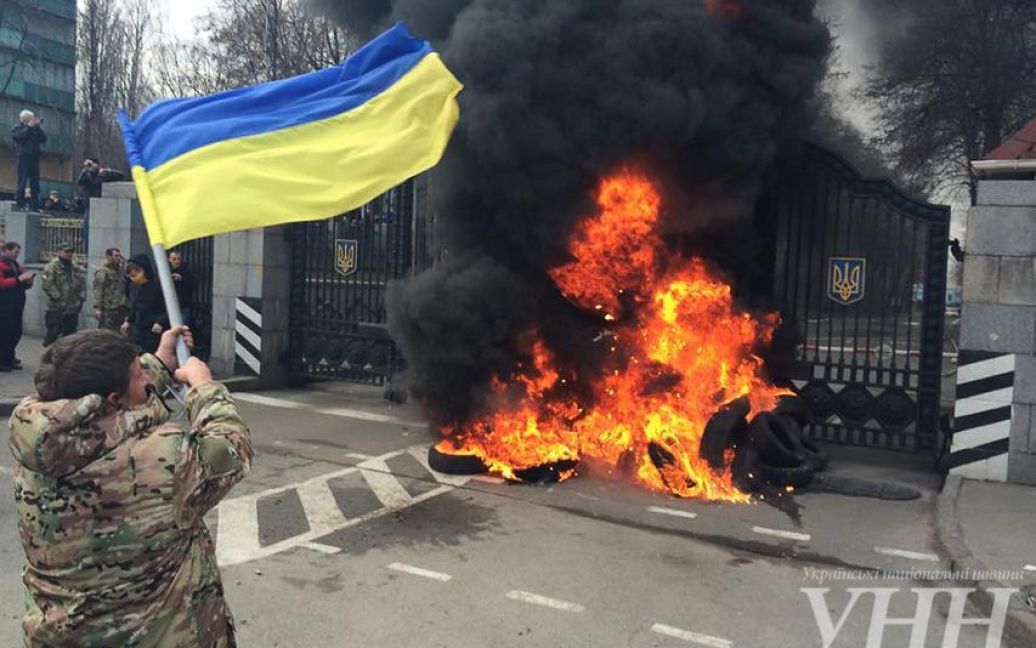 Под зданием подожгли шины / © УНИАН