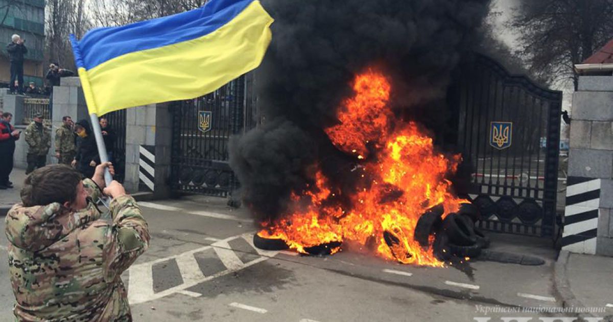 Под зданием подожгли шины
