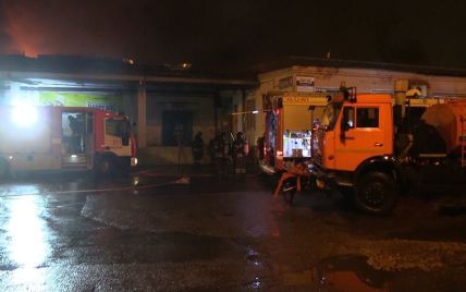 В Сети появилось видео масштабного пожара на складе в Москве
