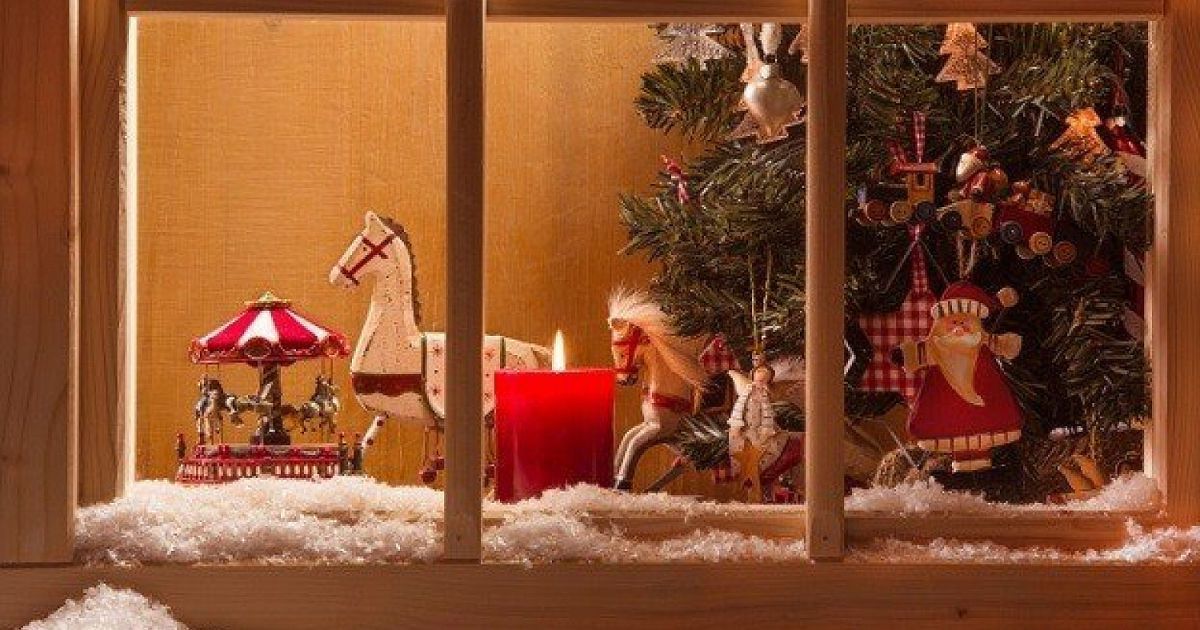 Украшение окна к Новому году и Рождеству внутри квартиры