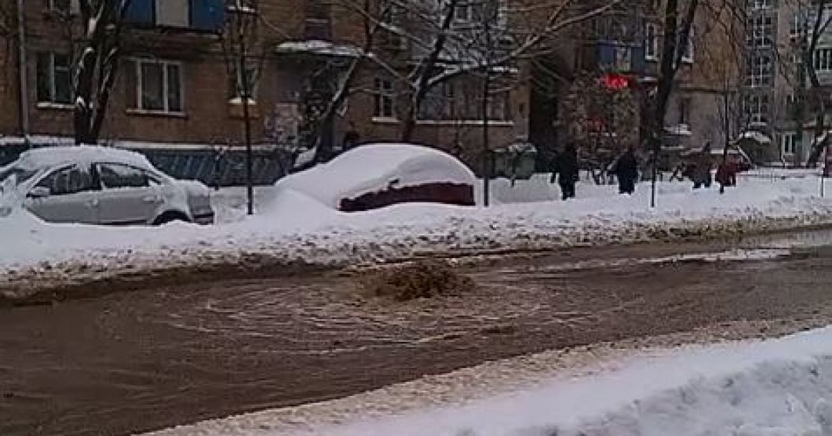 В Киеве посреди дороги образовался "гейзер", полиция перекрыла полосу движения