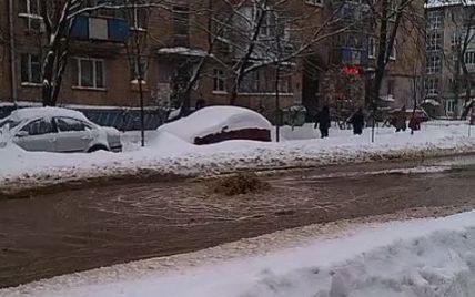У Києві посеред дороги утворився "гейзер", поліція перекрила смугу руху